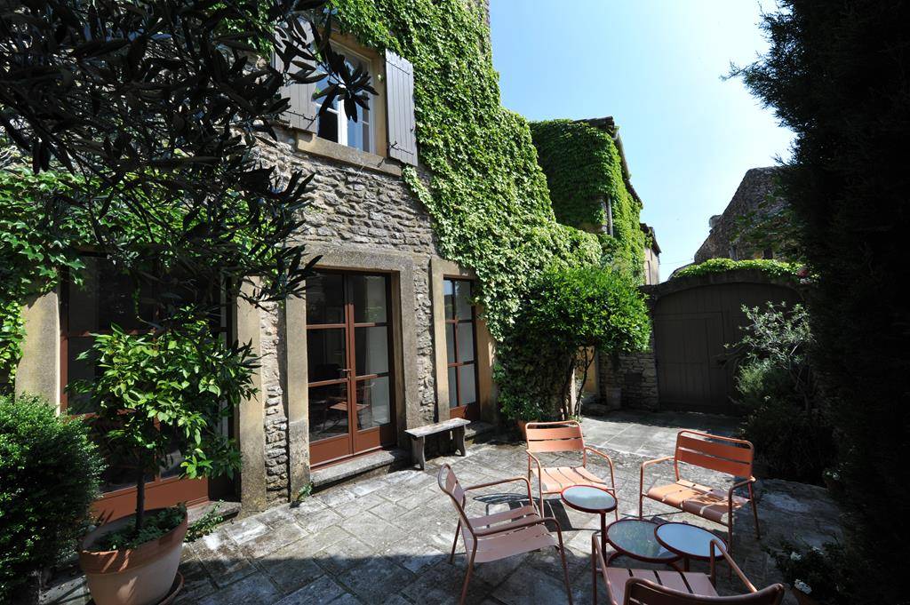 CABRIERES D AVIGNON.GRANDE MAISON DE VILLAGE SUR COUR.   