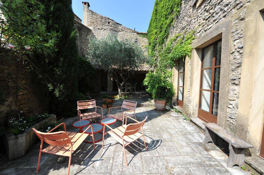 CABRIERES D AVIGNON.GRANDE MAISON DE VILLAGE SUR COUR.   