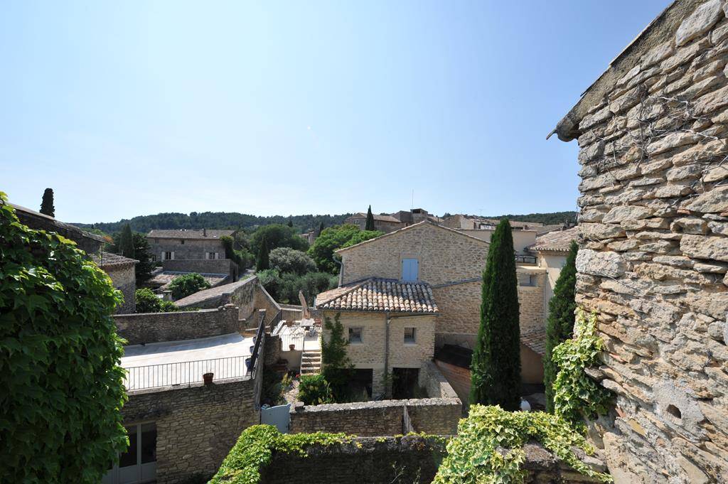 CABRIERES D AVIGNON.GRANDE MAISON DE VILLAGE SUR COUR.   