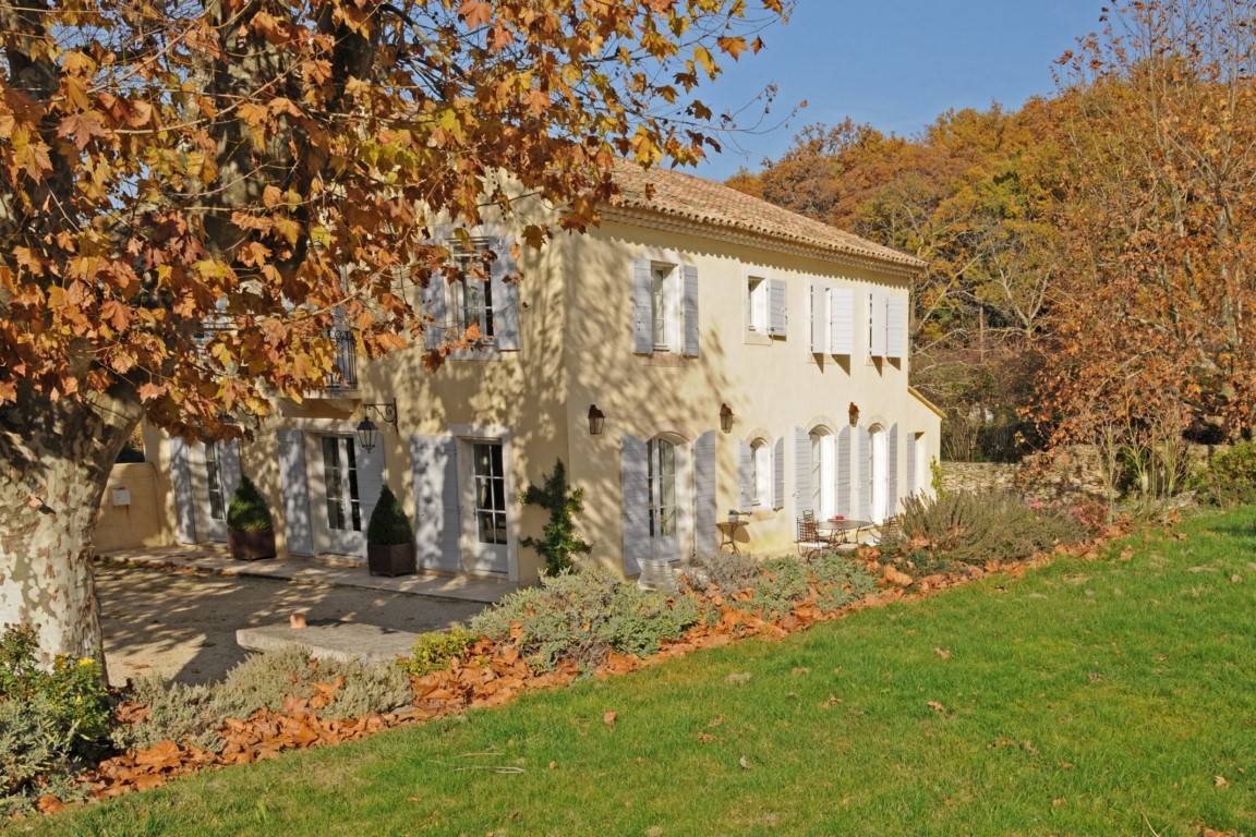 à Bonnieux, élégante bastide avec dépendance et piscine sur 9 hectares   