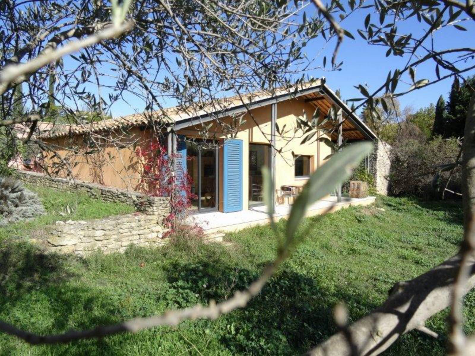 Cabrières d'Avignon, maison de village face au Luberon   