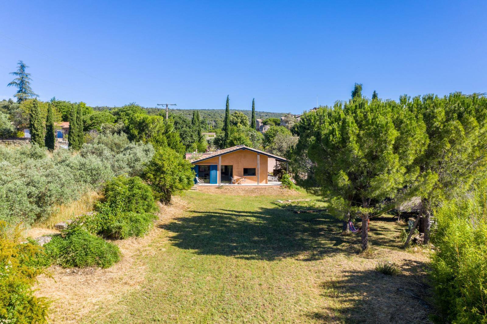 Cabrières d'Avignon, maison de village face au Luberon   