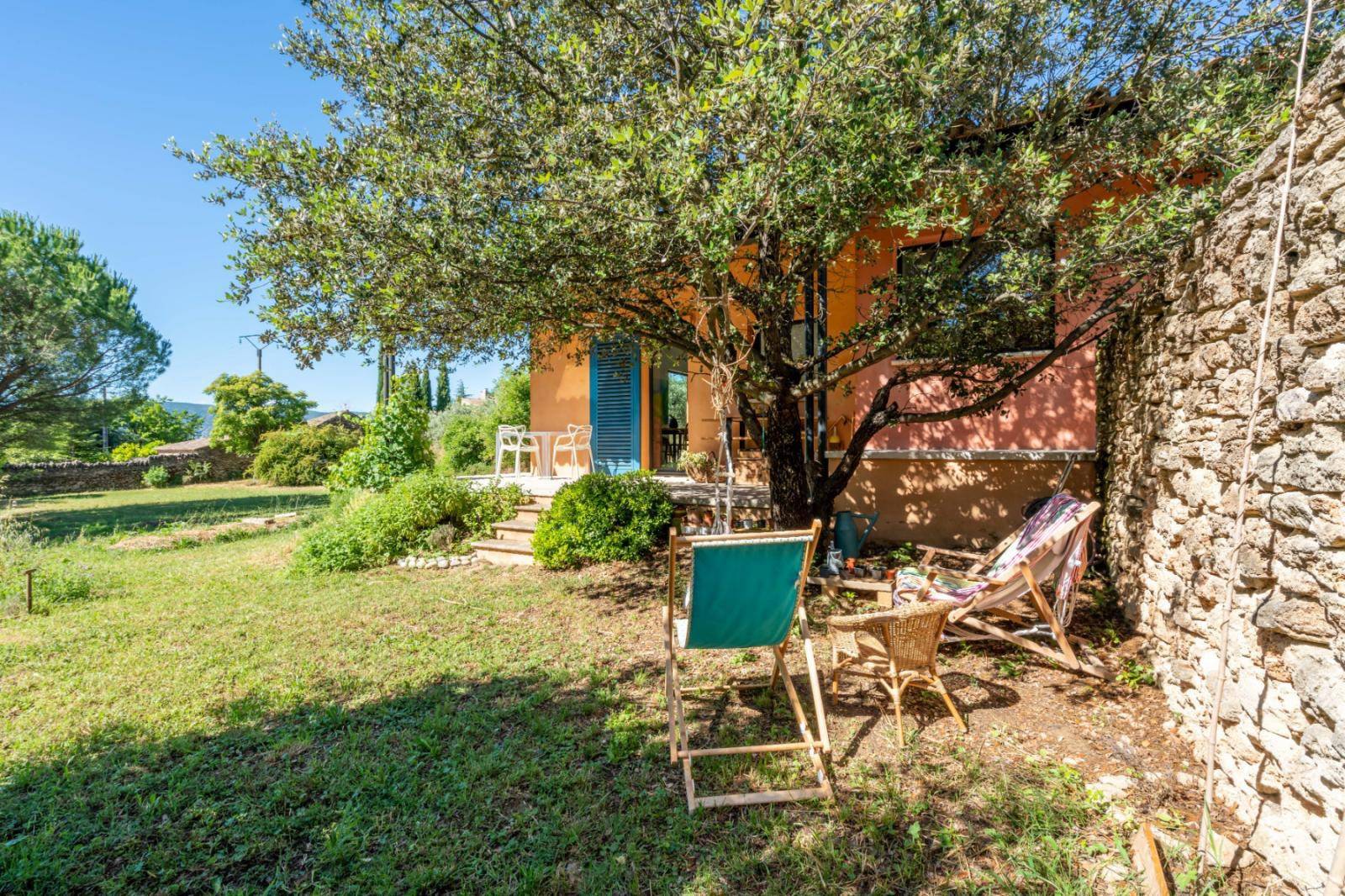 Cabrières d'Avignon, maison de village face au Luberon   