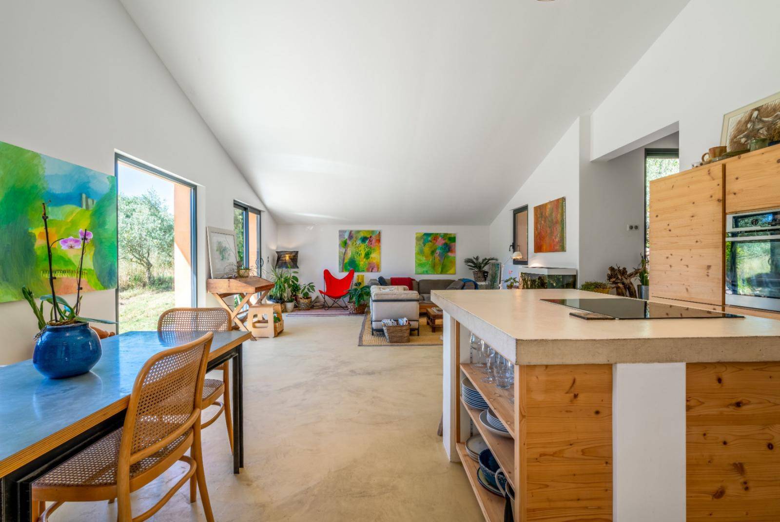 Cabrières d'Avignon, maison de village face au Luberon   