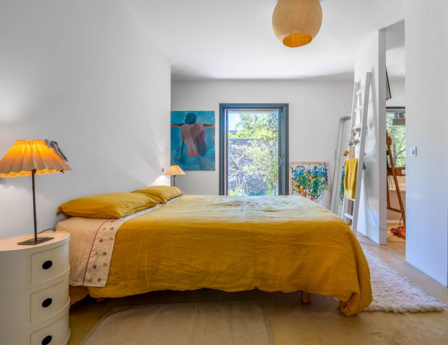 Cabrières d'Avignon, maison de village face au Luberon   