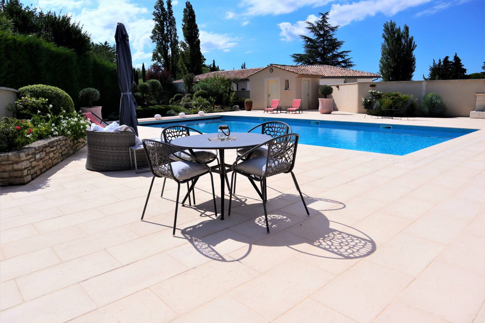 à L'Isle sur la Sorgue, superbe villa de construction traditionnelle    
