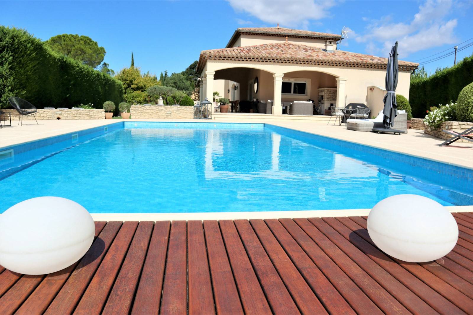à L'Isle sur la Sorgue, superbe villa de construction traditionnelle    