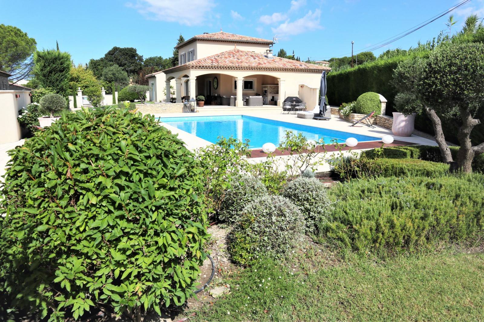 à L'Isle sur la Sorgue, superbe villa de construction traditionnelle    