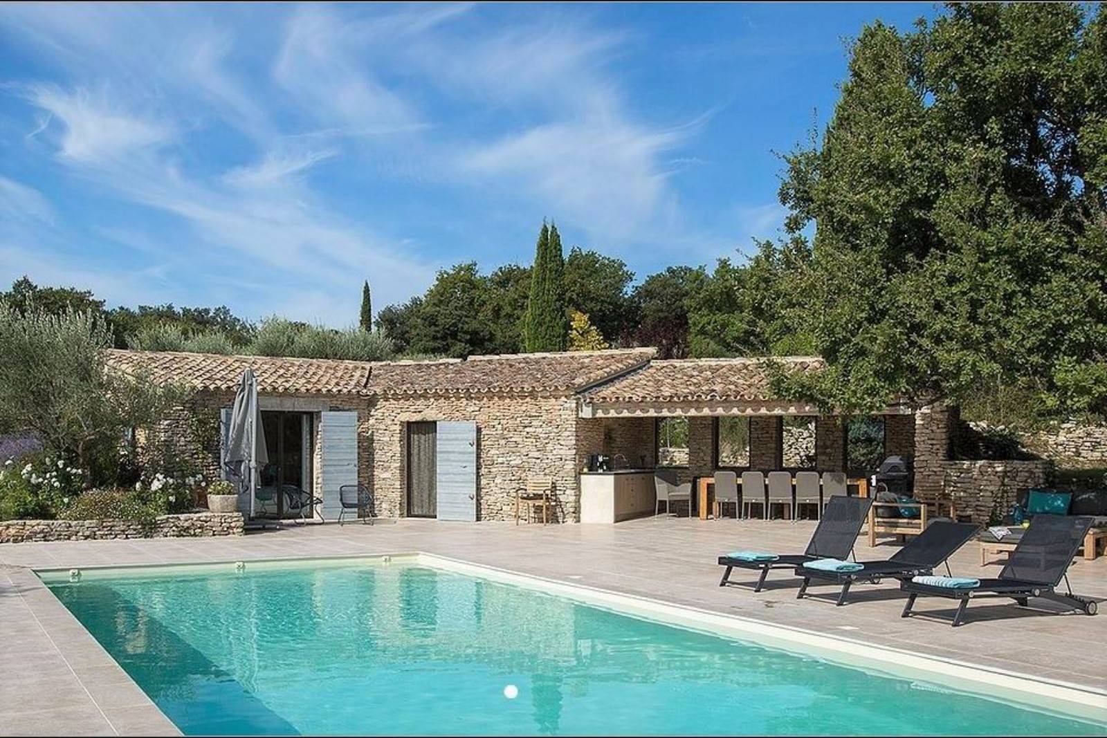 à Gordes, belle propriété de famille avec piscine et terrain de tennis   