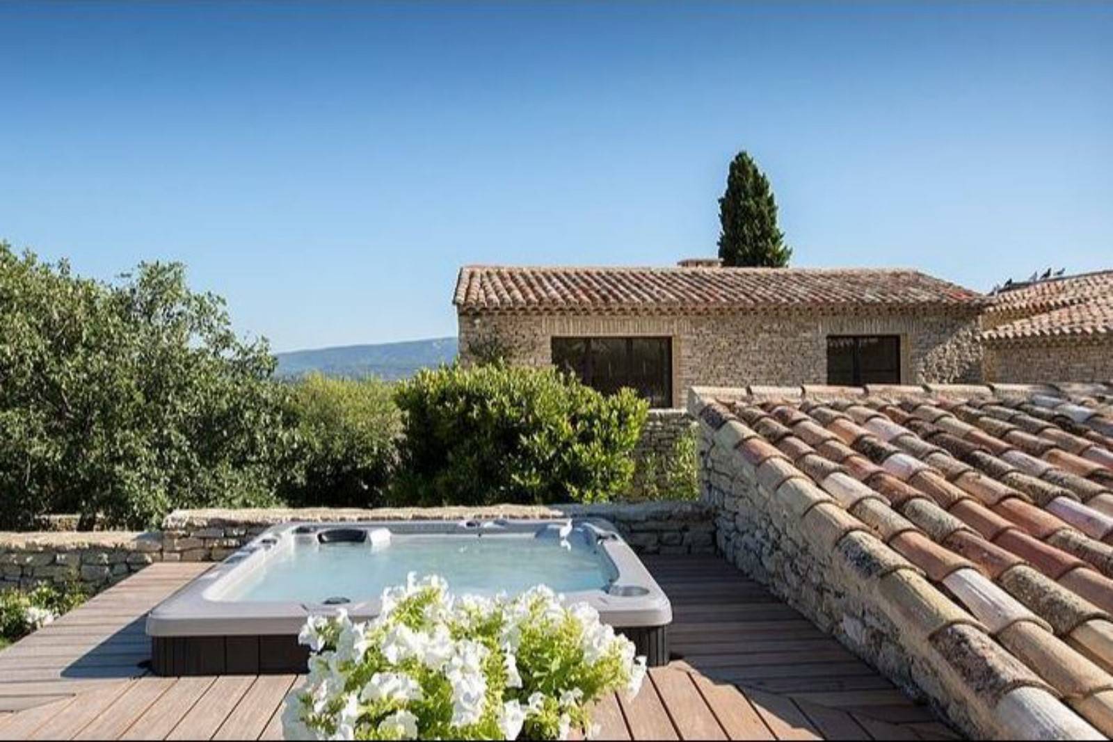 à Gordes, belle propriété de famille avec piscine et terrain de tennis   