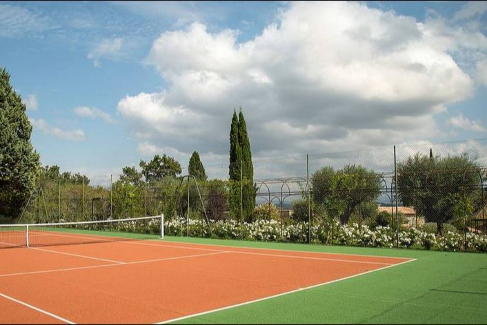 à Gordes, belle propriété de famille avec piscine et terrain de tennis   