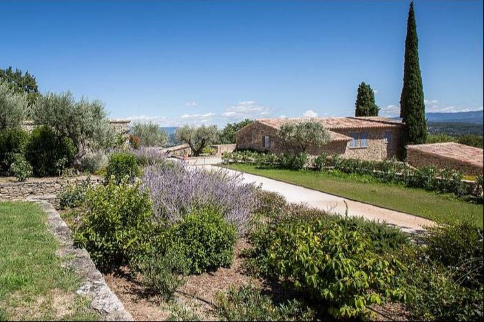 à Gordes, belle propriété de famille avec piscine et terrain de tennis   