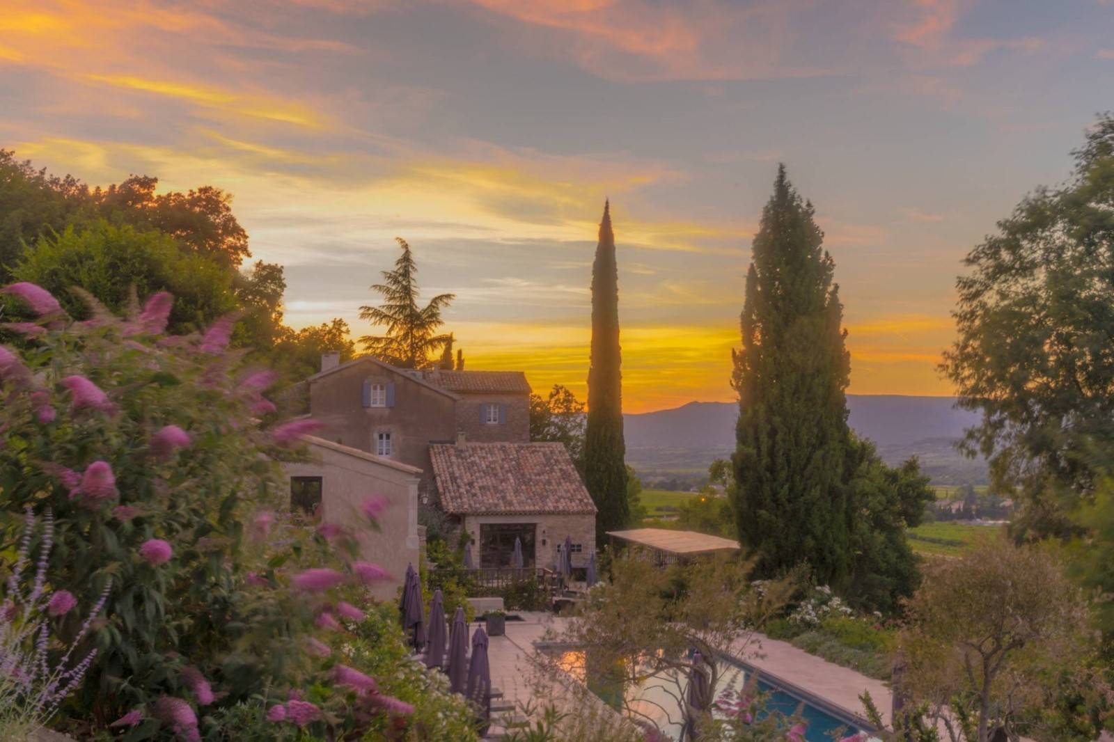 Propriété de prestige en pierre de Gordes à vendre avec vue panoramique sur le Luberon en Provence