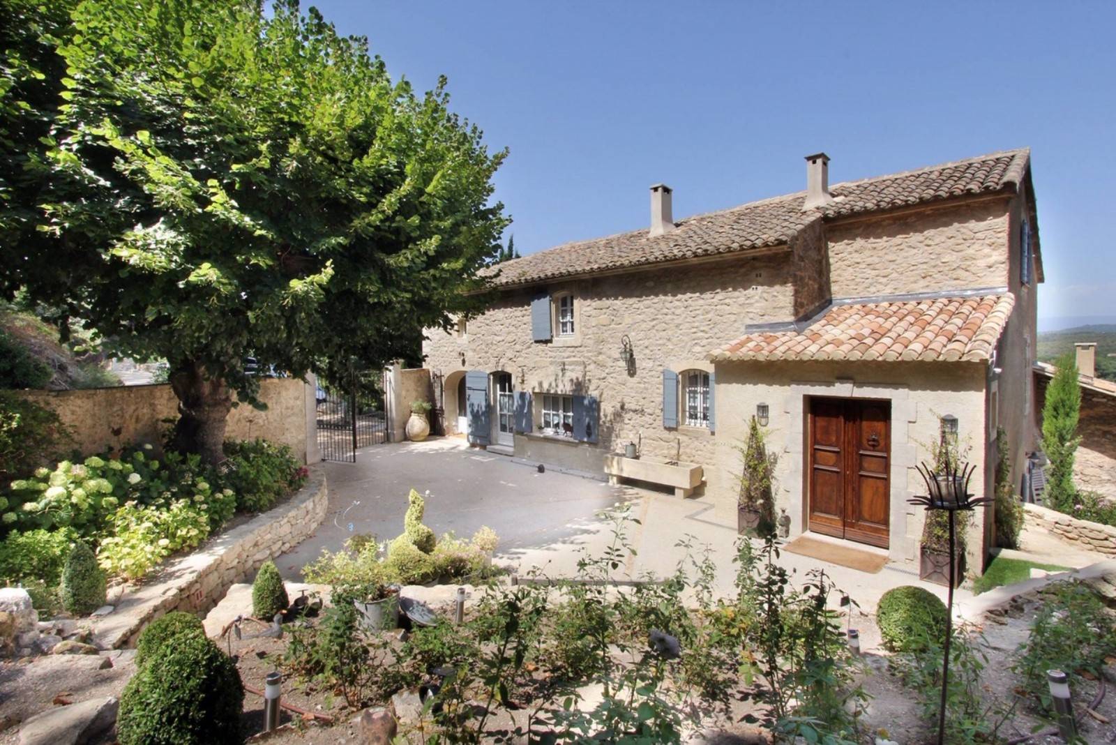 sur les contreforts de Ménerbes, magnifique bastide avec 2 piscines et vues superbes   
