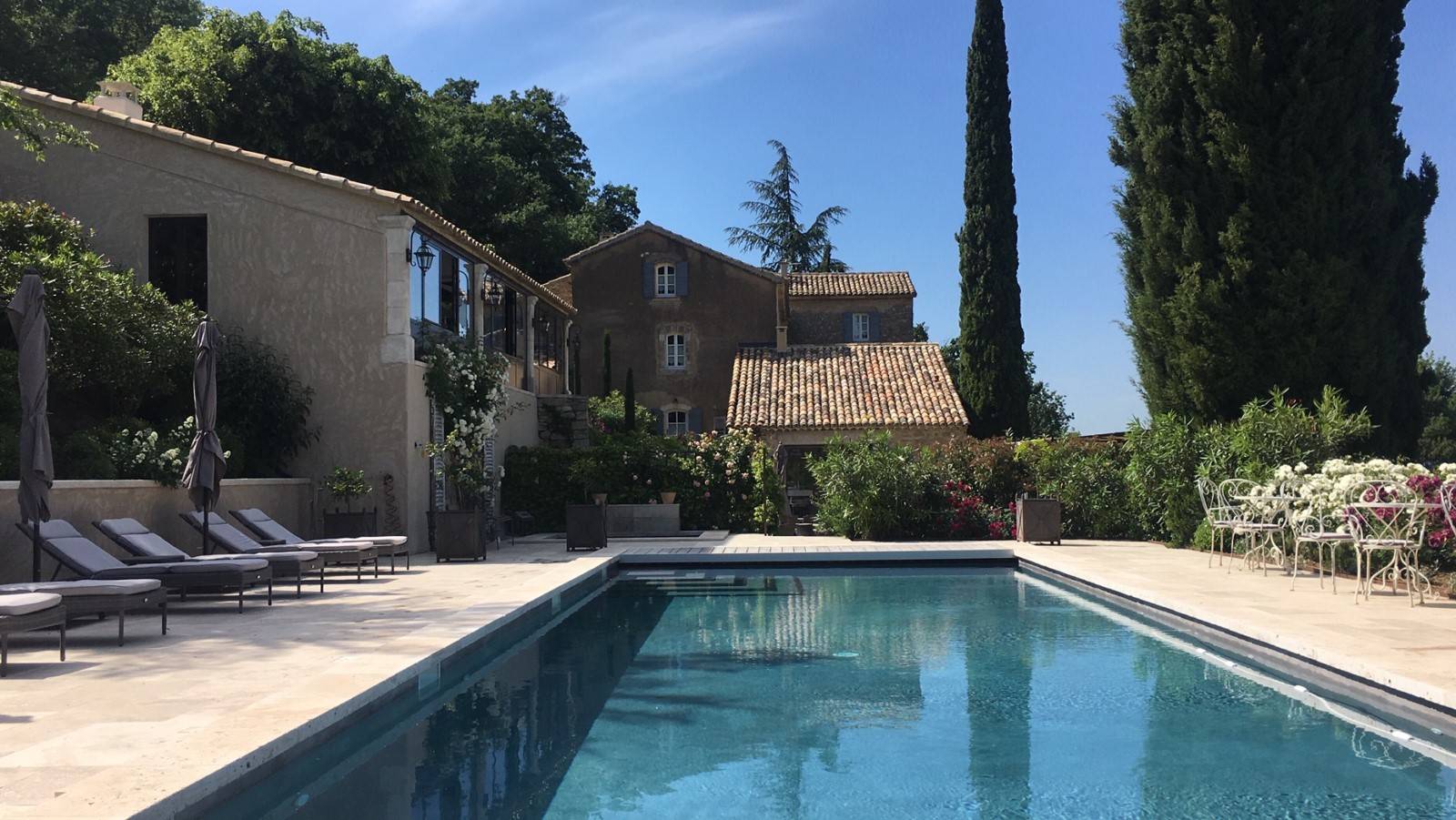 Piscine creusée dans propriété de prestige à vendre en pierre de Gordes en Luberon