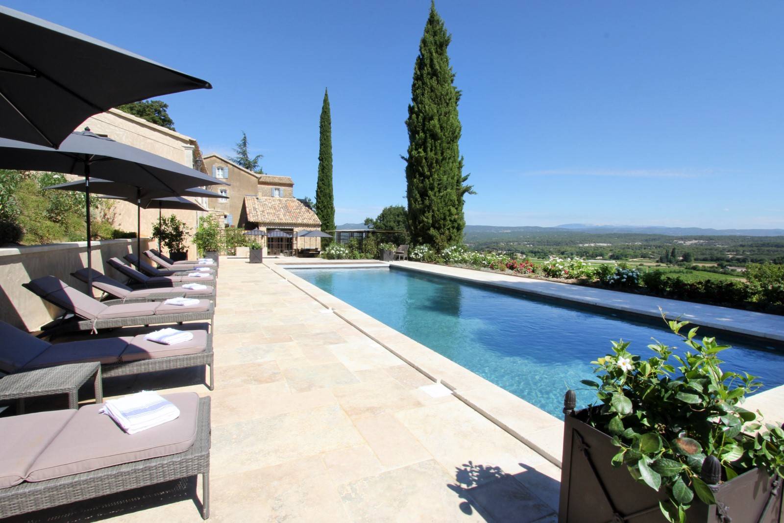 Piscine avec vue panoramique sur le Luberon à la vente