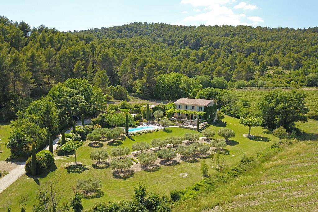 EXCLUSIVITE - Bastide provençale avec dépendances et vue panoramique sur 2,5 hectares à vendre au coeur du Luberon  