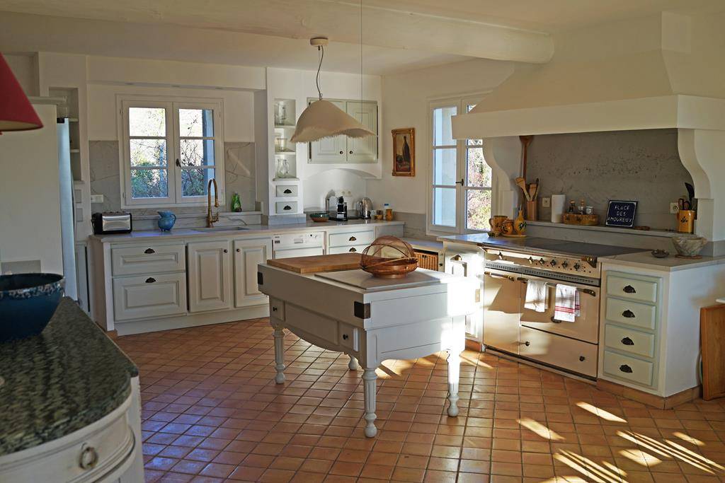 EXCLUSIVITE - Bastide provençale avec dépendances et vue panoramique sur 2,5 hectares à vendre au coeur du Luberon  