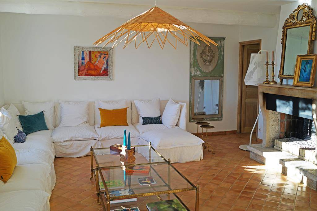 EXCLUSIVITE - Bastide provençale avec dépendances et vue panoramique sur 2,5 hectares à vendre au coeur du Luberon  