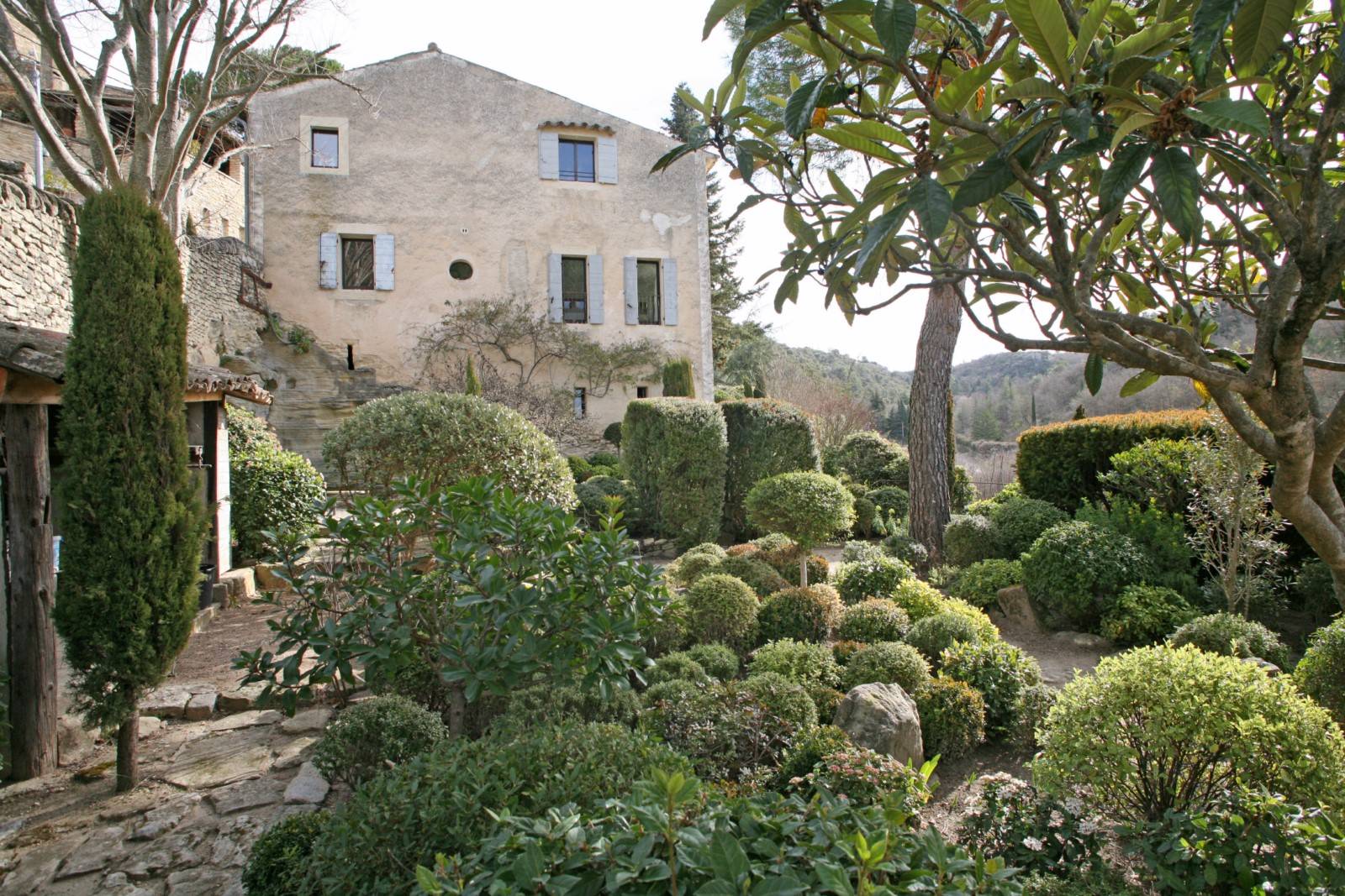 SUPERBE MAISON DE VILLAGE AVEC VUE, PISCINE ET JARDIN REMARQUABLE   