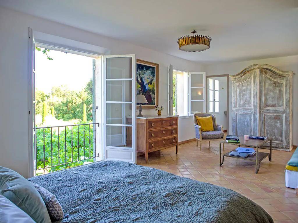 EXCLUSIVITE - Bastide provençale avec dépendances et vue panoramique sur 2,5 hectares à vendre au coeur du Luberon  