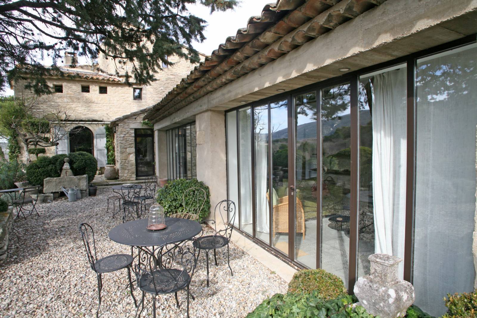 SUPERBE MAISON DE VILLAGE AVEC VUE, PISCINE ET JARDIN REMARQUABLE   