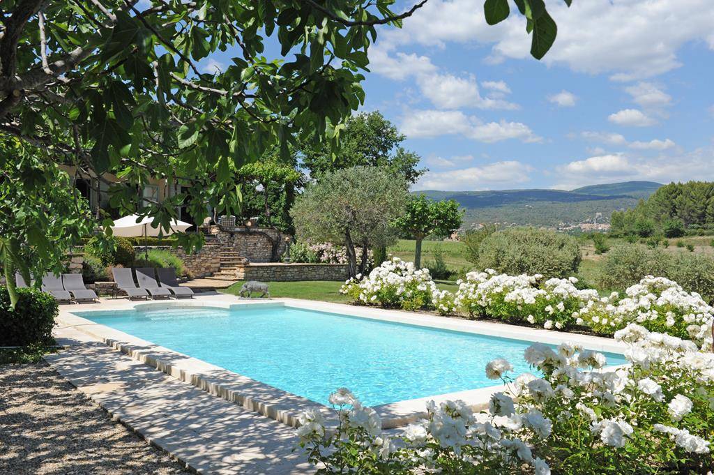 EXCLUSIVITE - Bastide provençale avec dépendances et vue panoramique sur 2,5 hectares à vendre au coeur du Luberon  