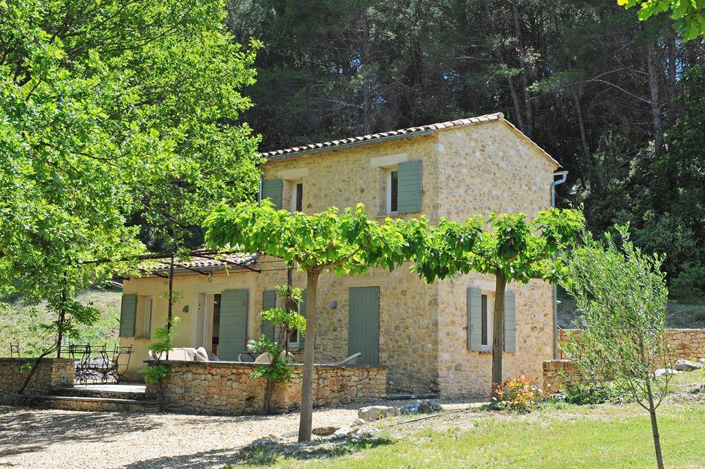 EXCLUSIVITE - Bastide provençale avec dépendances et vue panoramique sur 2,5 hectares à vendre au coeur du Luberon  