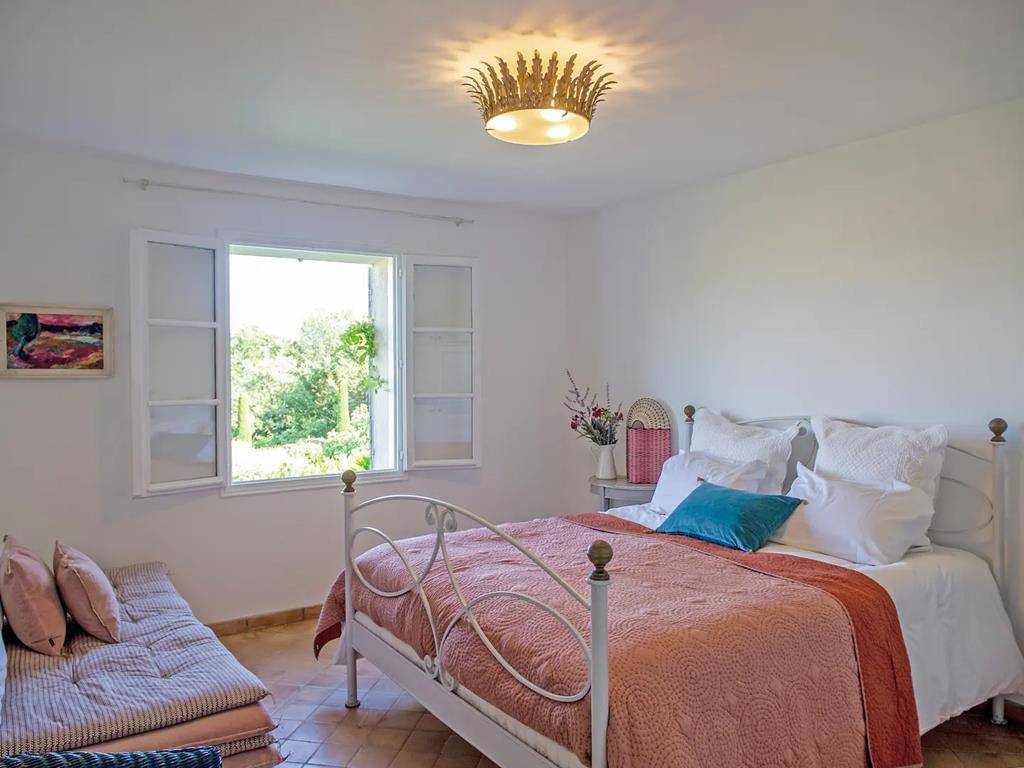 EXCLUSIVITE - Bastide provençale avec dépendances et vue panoramique sur 2,5 hectares à vendre au coeur du Luberon  