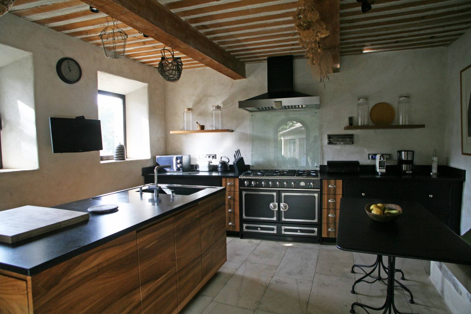 SUPERBE MAISON DE VILLAGE AVEC VUE, PISCINE ET JARDIN REMARQUABLE   