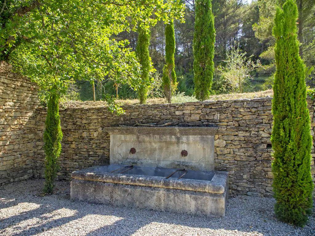 EXCLUSIVITE - Bastide provençale avec dépendances et vue panoramique sur 2,5 hectares à vendre au coeur du Luberon  