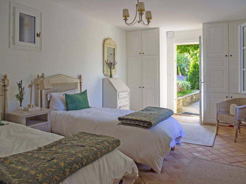 EXCLUSIVITE - Bastide provençale avec dépendances et vue panoramique sur 2,5 hectares à vendre au coeur du Luberon  