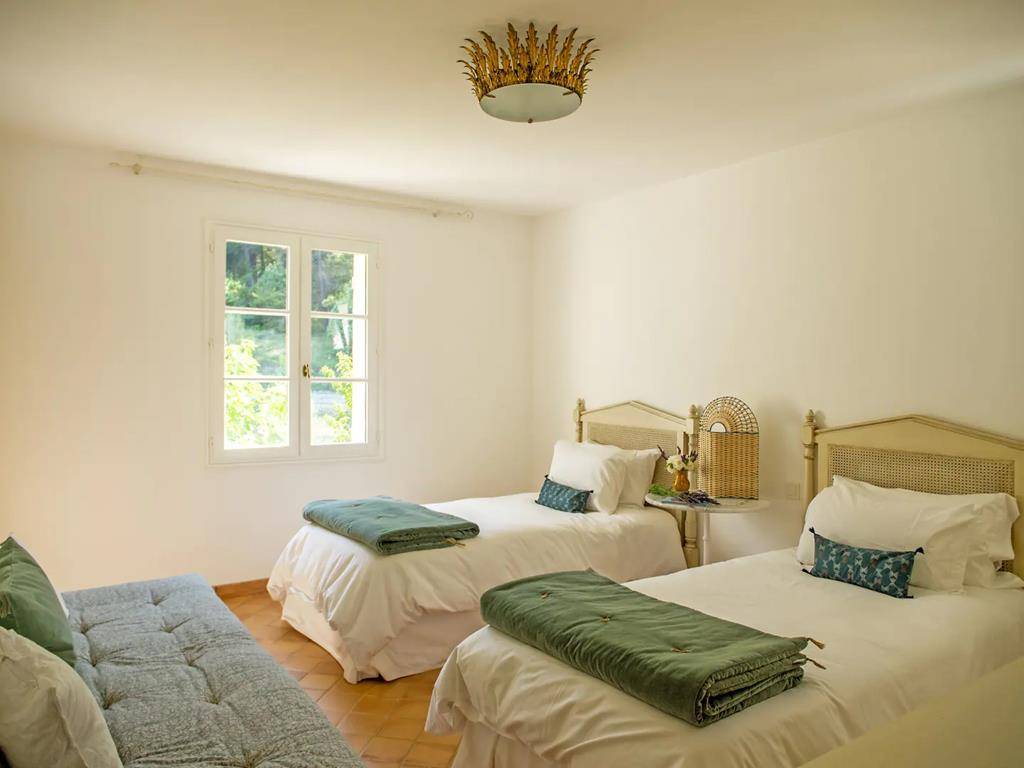 EXCLUSIVITE - Bastide provençale avec dépendances et vue panoramique sur 2,5 hectares à vendre au coeur du Luberon  