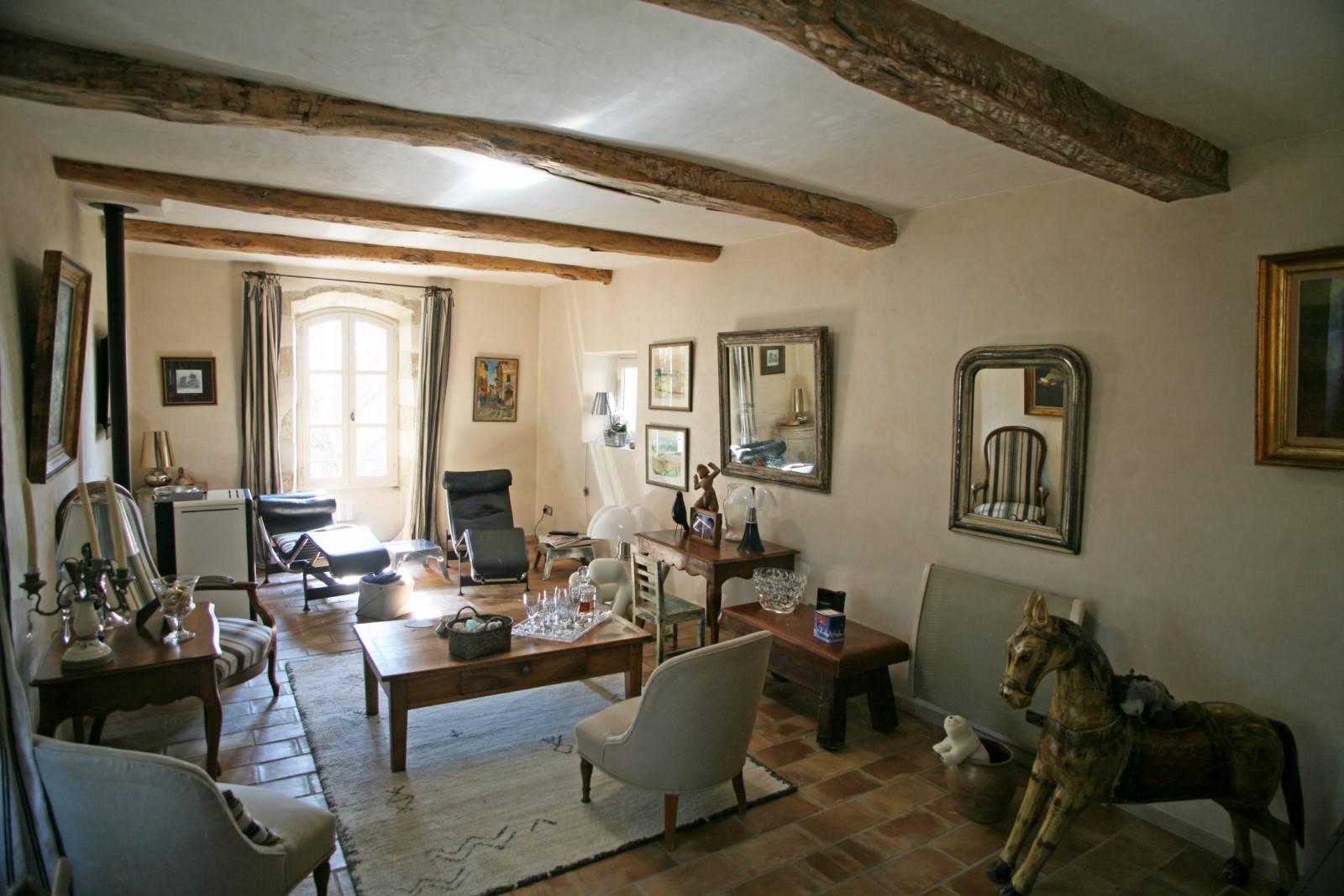 Au cœur du triangle d'or, magnifique mas aux volumes généreux face au Luberon avec piscine et jardin.