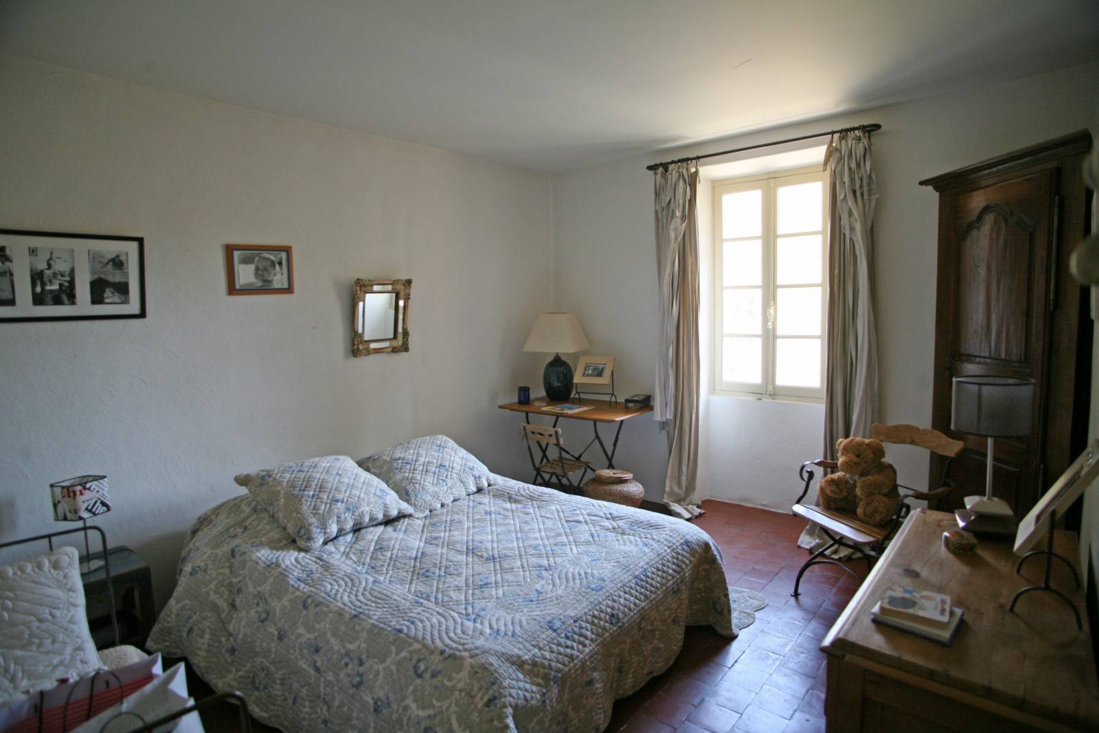 Au cœur du triangle d'or, magnifique mas aux volumes généreux face au Luberon avec piscine et jardin.