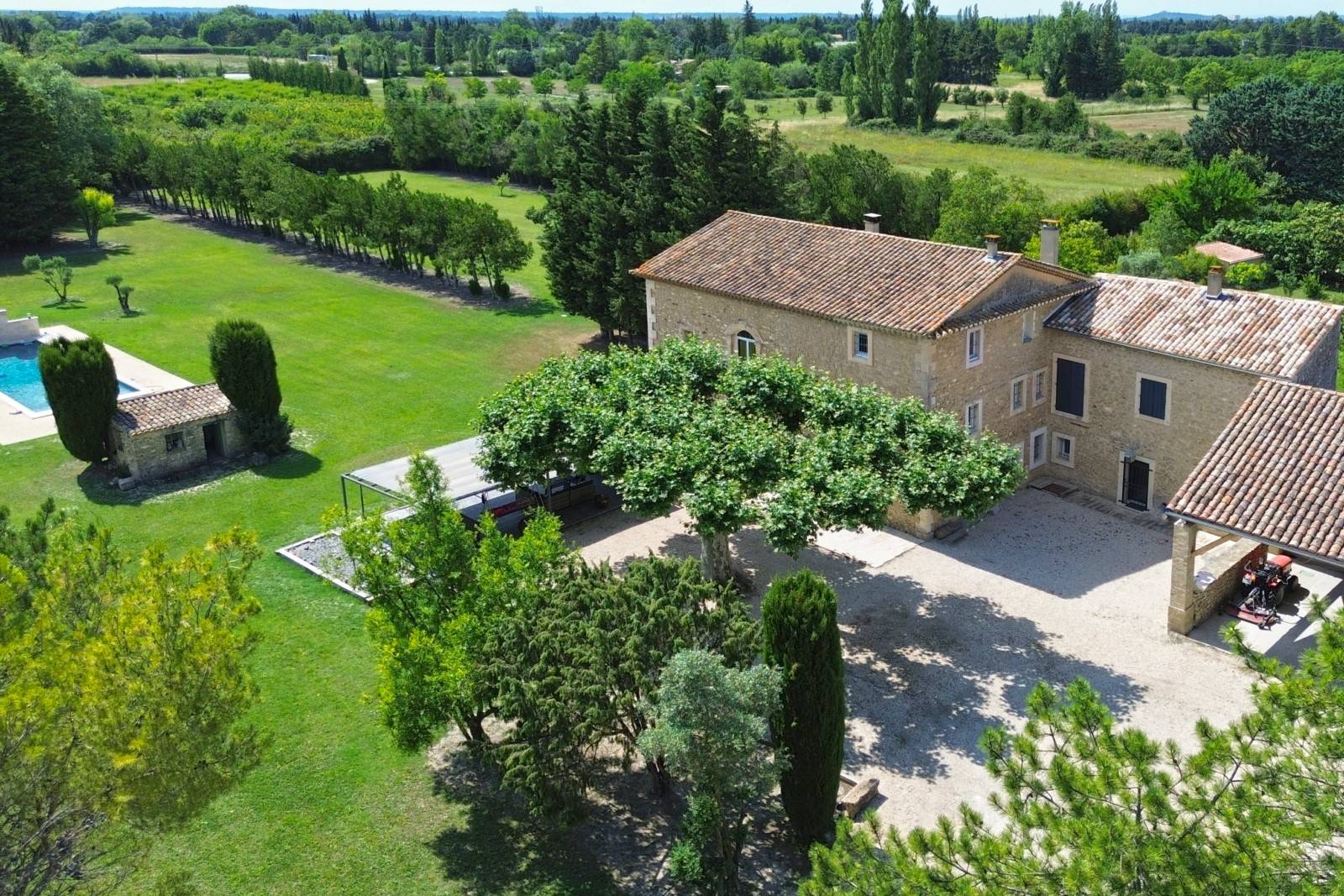 Belle bastide à l'Isle-sur-la-Sorgue   