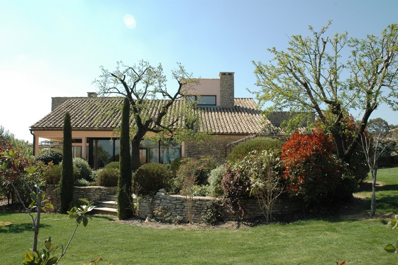 Gordes, exceptionnelle maison contemporaine avec vue, jardin paysager