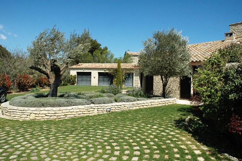 Gordes, exceptionnelle maison contemporaine avec vue, jardin paysager