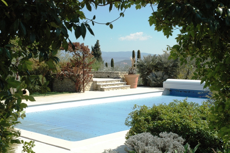 Gordes, exceptionnelle maison contemporaine avec vue, jardin paysager