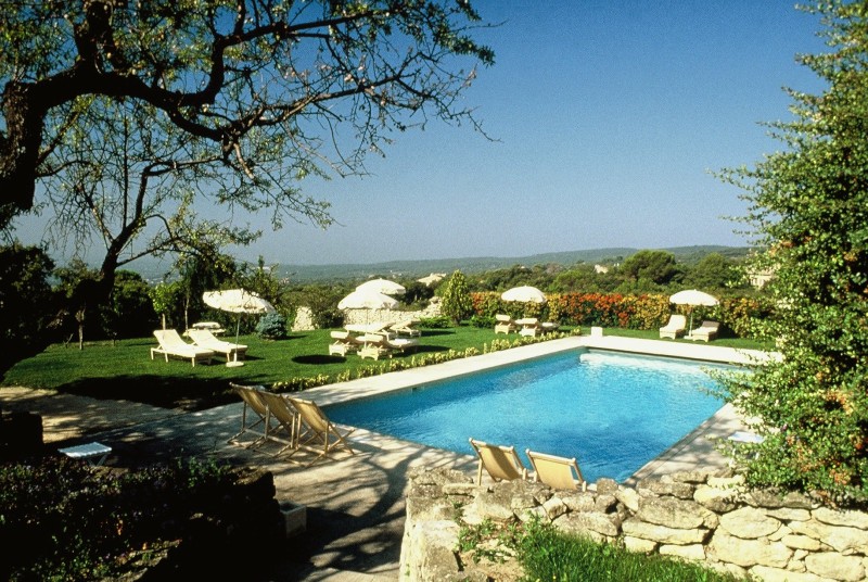 Domaine en vente en Luberon comprenant plusieurs batiments en pierre