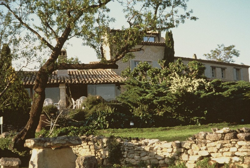 Domaine en vente en Luberon comprenant plusieurs batiments en pierre