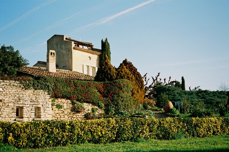 Domaine en vente en Luberon comprenant plusieurs batiments en pierre
