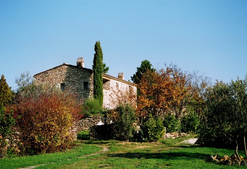 Domaine en vente en Luberon comprenant plusieurs batiments en pierre