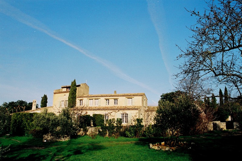 Domaine en vente en Luberon comprenant plusieurs batiments en pierre