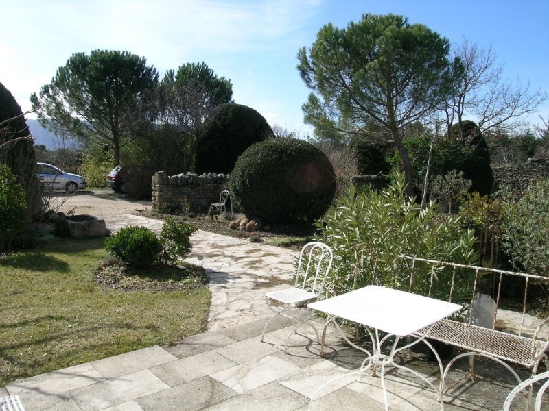 Mas en pierre, proche de Gordes, avec piscine sur 1 hectare
