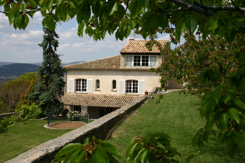 Bastide en Luberon sur domaine de 2,5 hectares, belles vues
