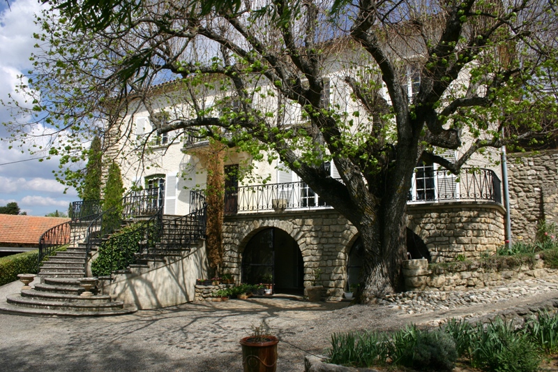 Bastide en Luberon sur domaine de 2,5 hectares, belles vues