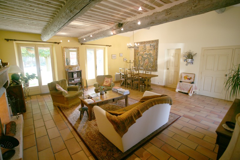 Proche Gordes, ensemble de deux maisons sur plus d'un hectare