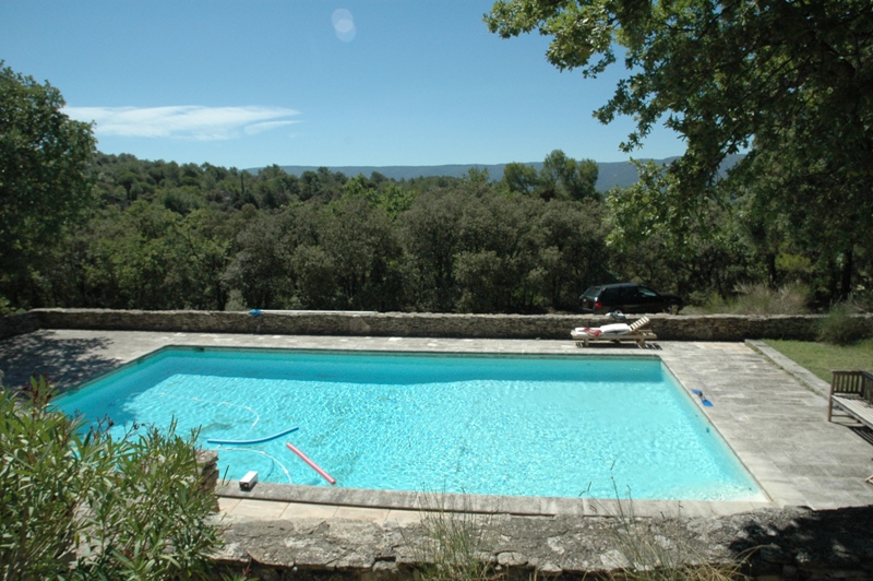 Luberon, maison dans la garrigue avec tennis et piscine