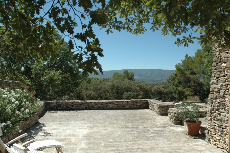 Luberon, maison dans la garrigue avec tennis et piscine